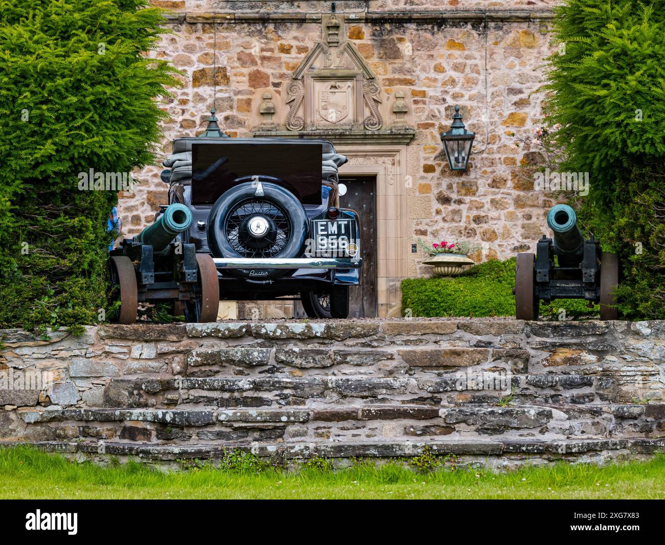 East Lothian, Schottland, Großbritannien, 7. Juli 2024. Räder der Vergangenheit: Die schottische Vereinigung der Fahrzeugliebhaber führt die Besitzer von Oldtimern durch die Landschaft zum malerischen Gelände des Lennoxlove House. Im Bild: Ein Vintage 1936 Austin. Quelle: Sally Anderson/Alamy Live News Stockfoto