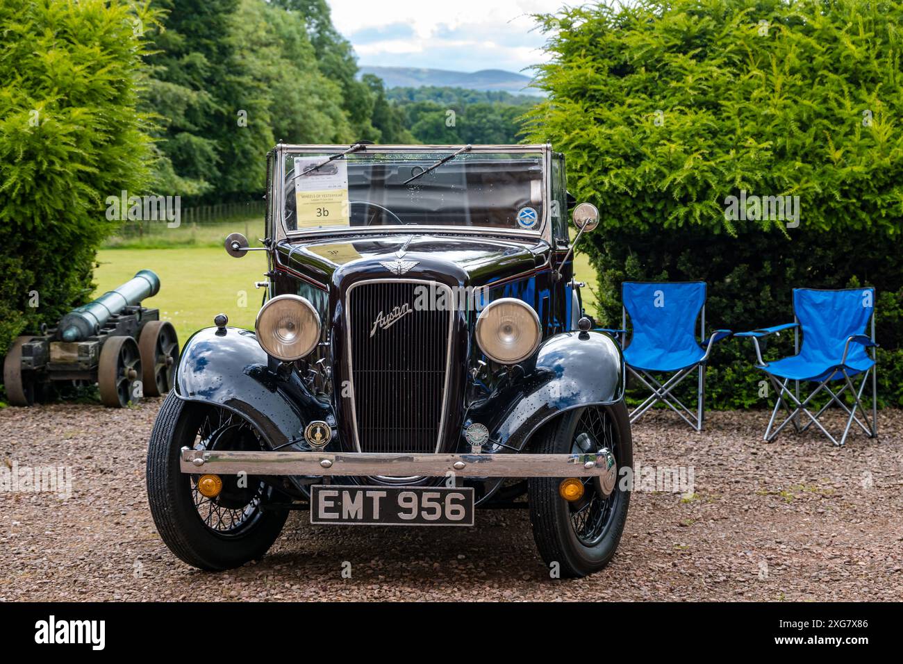 East Lothian, Schottland, Großbritannien, 7. Juli 2024. Räder der Vergangenheit: Die schottische Vereinigung der Fahrzeugliebhaber führt die Besitzer von Oldtimern durch die Landschaft zum malerischen Gelände des Lennoxlove House. Die Teilnehmer mußten zeitweiligen Duschen ausweichen, genossen aber auch etwas Sonnenschein. Im Bild: Ein Vintage 1936 Austin. Quelle: Sally Anderson/Alamy Live News Stockfoto