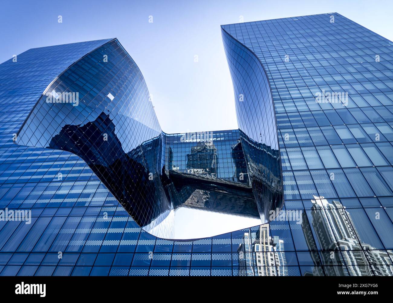 Zaha Hadid ist das Opus, das 20-stöckige Bürogebäude in Dubai an einem sonnigen Tag Stockfoto