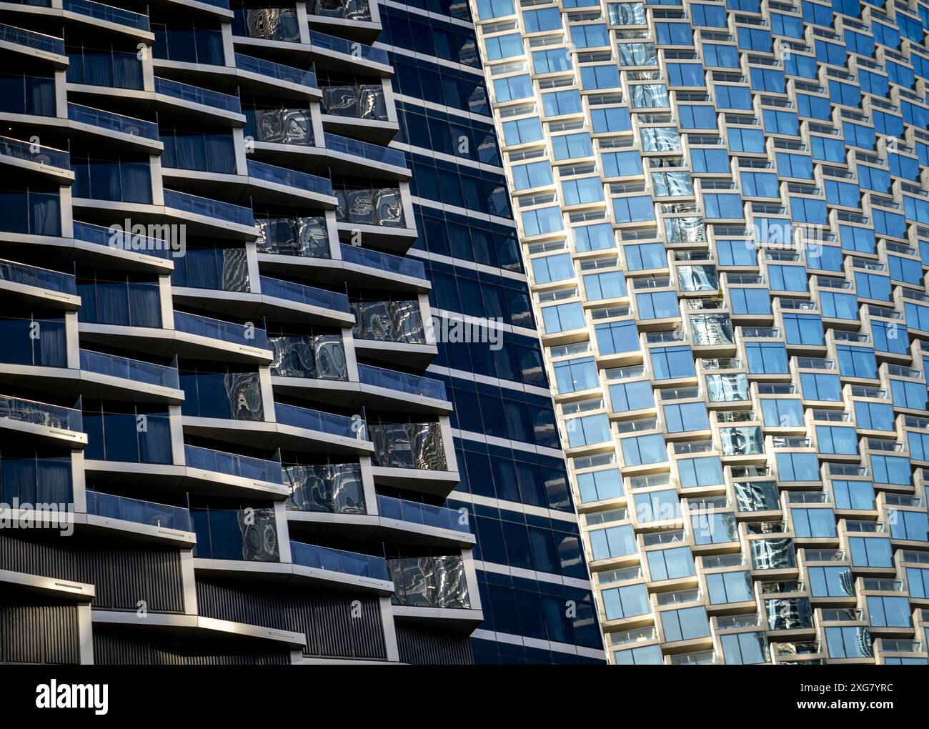 Ein Detail der Fenster von Wolkenkratzern in der Innenstadt von Dubai Stockfoto