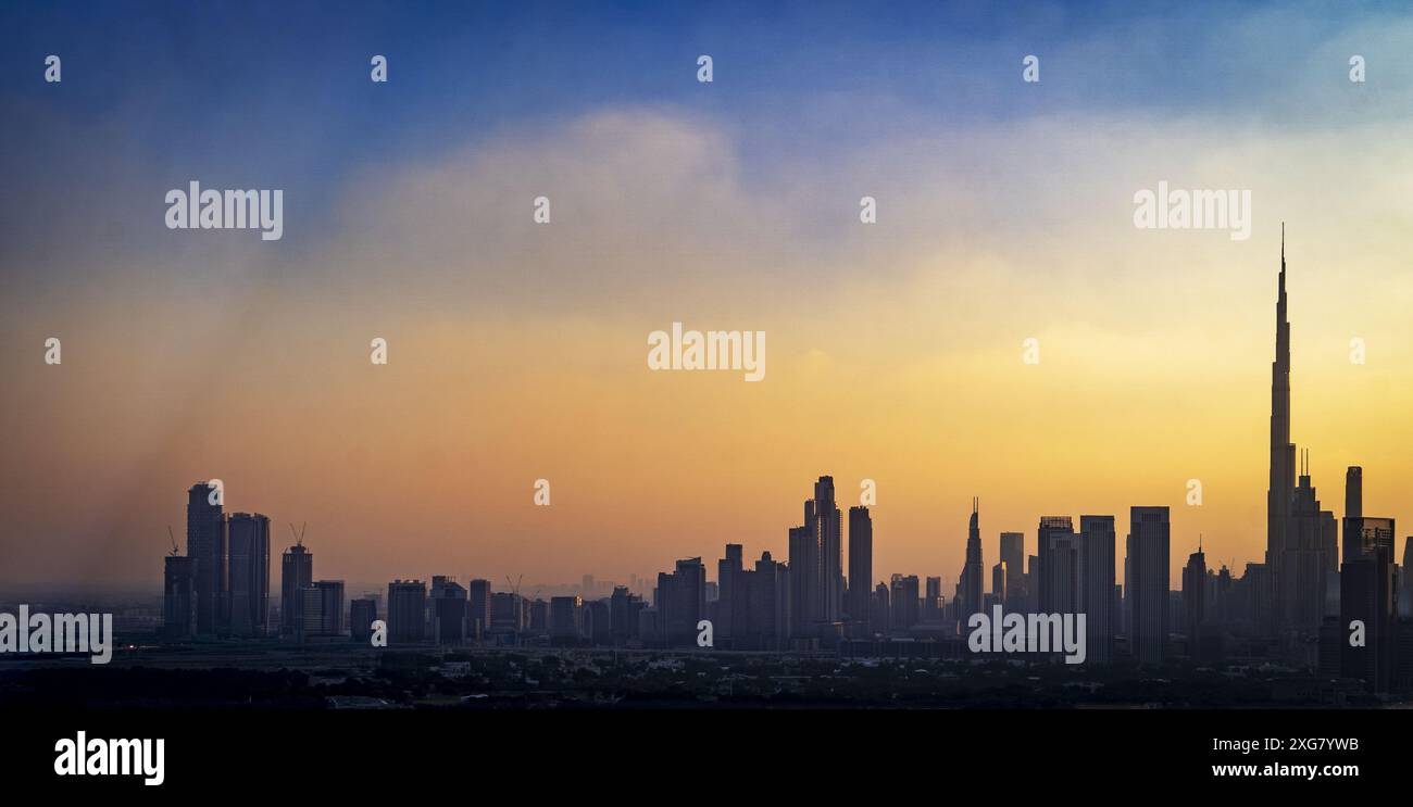 Die Silhouette der Innenstadt von Dubai von The Frame bei Sonnenuntergang Stockfoto