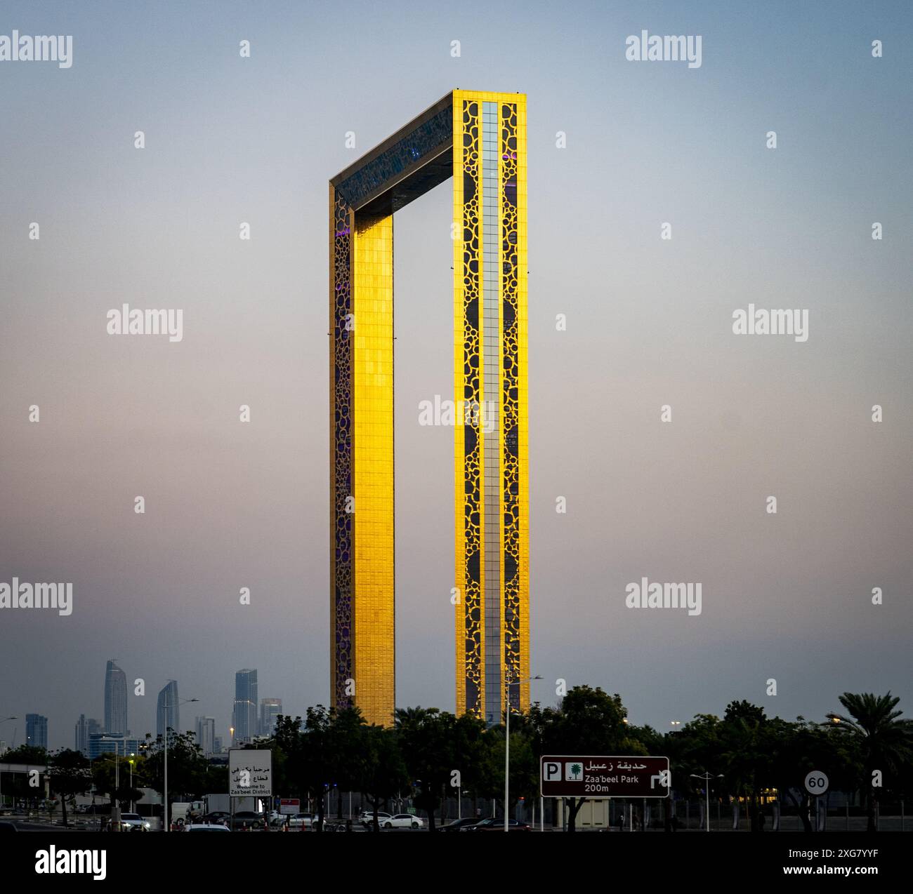 Der Dubai Frame aus der Ferne in der Abenddämmerung Stockfoto
