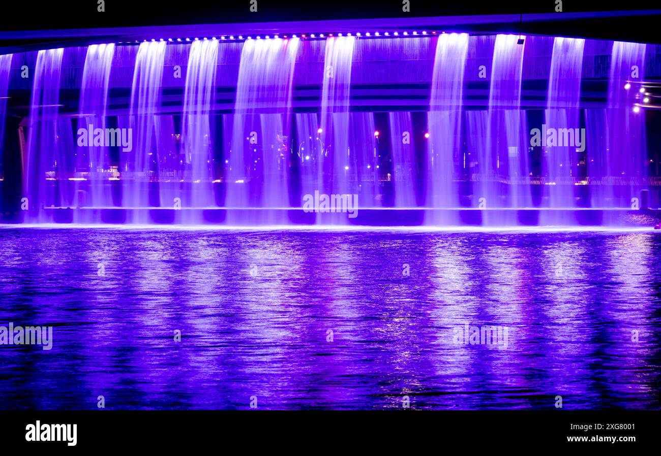Eine Brücke, die sich nachts in Dubai in einen Brunnen verwandelt Stockfoto