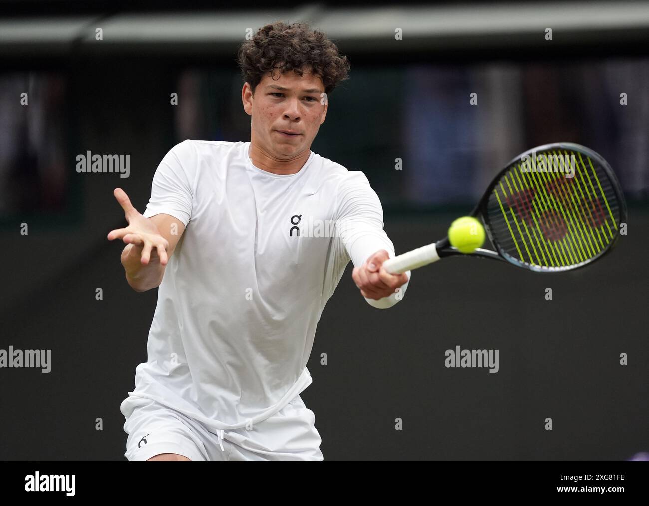 Ben Shelton im Kampf gegen Jannik Sinner am siebten Tag der Wimbledon Championships 2024 im All England Lawn Tennis and Croquet Club in London. Bilddatum: Sonntag, 7. Juli 2024. Stockfoto