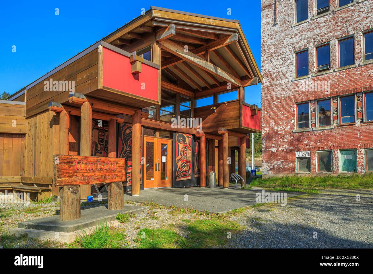 Das U’mista Cultural Centre wurde neben dem ehemaligen Gebäude der St. Michael's Residential School in Alert Bay errichtet. Stockfoto