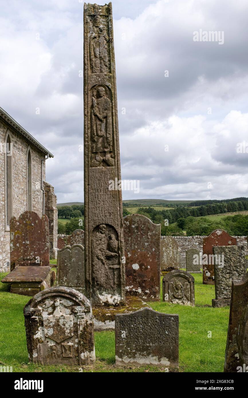 Die Westwand des seltenen angelsächsischen Kreuzes auf dem Gelände der St. Cuthbert Church, Bewcastle, Cumberland, Großbritannien Stockfoto