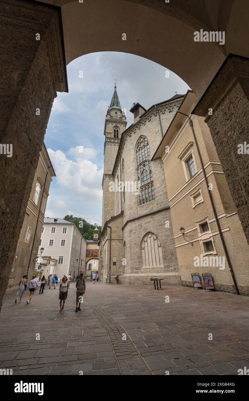 Salzburg, Österreich. 30. Juni 2024. Passagen durch die Straßen des historischen Zentrums der Stadt Stockfoto