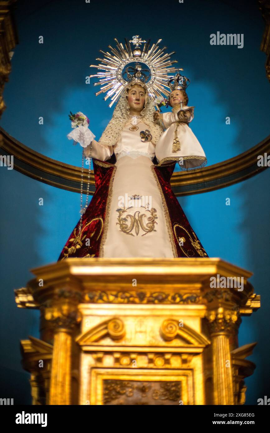 Die Statue Nuestra Senora del Manto befindet sich in der Kirche in Riaza, Segovia, Spanien und zeigt komplexe religiöse Kunst aus dem 15. Jahrhundert. Stockfoto