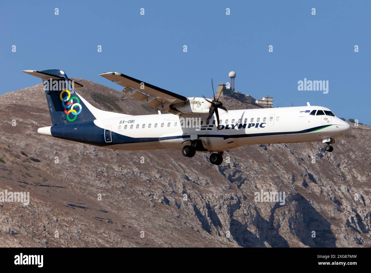 Eine Olympic Air ATR72-600 landete am Flughafen Santorini Thira. Olympic Air ist eine griechische Regionalfluggesellschaft und eine Tochtergesellschaft von Aegean Airlines mit Hauptsitz in Athen mit Drehkreuzen in Rhodos und Thessaloniki. Olympic Air führt täglich 190 Flüge an insgesamt 31 griechische Zielorte durch, darunter einige der abgelegensten Gebiete Griechenlands. Stockfoto