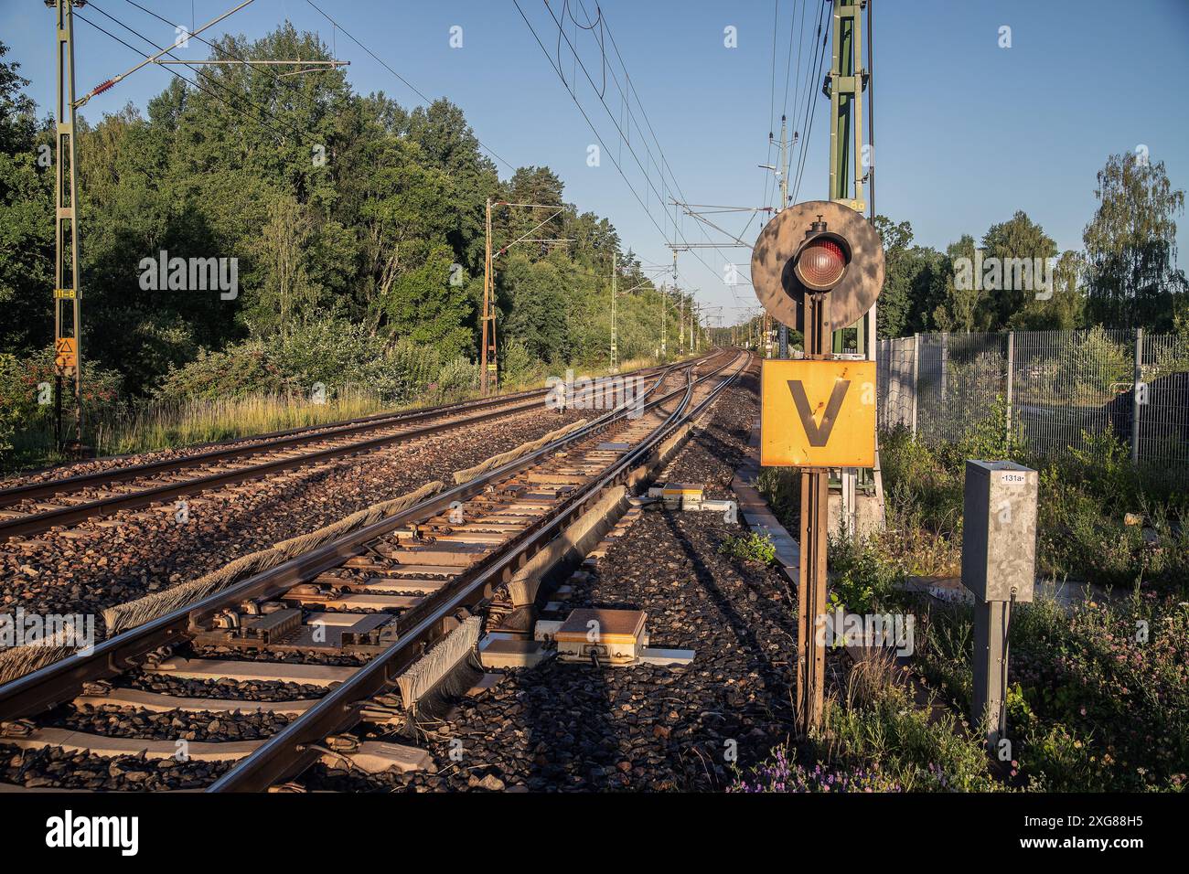 Eisenbahngleise mit elektrischen Oberleitungen Stockfoto