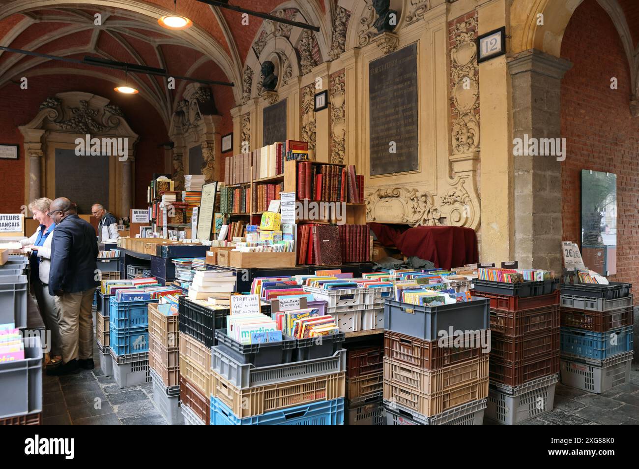 Vielle Bourse - Second-Hand-Buchmarkt im Innenhof der alten Börse von Lille mit ihren Renaissance-Fresken, Frankreich Stockfoto