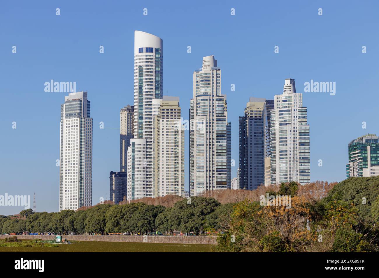 Gebäude aus dem Naturschutzgebiet Costanera Sur in Buenos Aires. Stockfoto