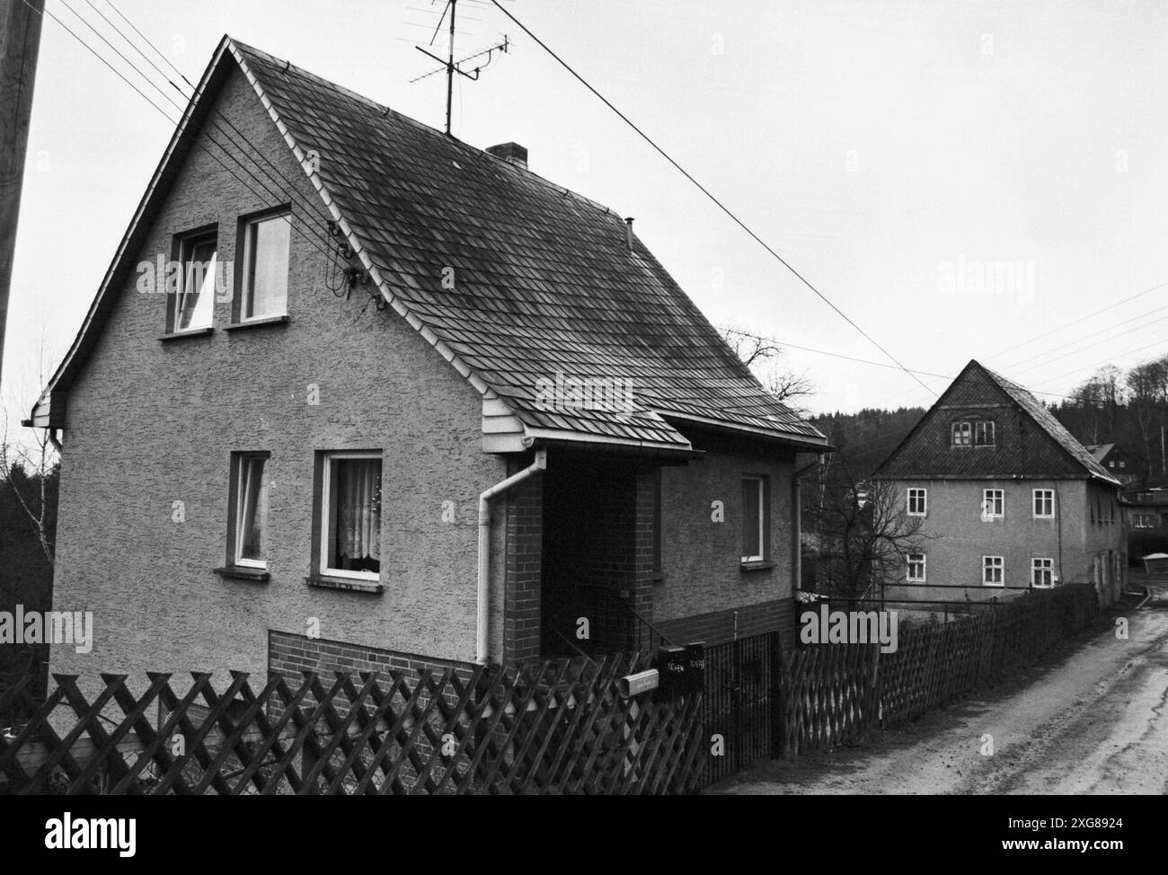 Heiler Arno Staudinger 18.12.1993, Bernsbach im Erzgebirge, Rentner und Masseur Arno Staudinger, Trotz fehlender akademischer Basis praktizierte Arno Staudinger in Bernsbach, Waldweg 25, bei Aue als Akupunk-teur. Der blinde Physiotherapeut behandelte sehr erfolgreich Spitzensportler wie Katrin Krabbe, Renate Stecher, Maria Koch, Jörg Weißflog und andere. Mit Nadeln besiegte er den Schmerz. Wohnhaus in Bernsbach Chemnitz Sachsen BRD *** Heiler Arno Staudinger 18 12 1993, Bernsbach im Erzgebirge, Rentner und Masseur Arno Staudinger, trotz fehlender akademischer Basis, Arno Staudinger Stockfoto