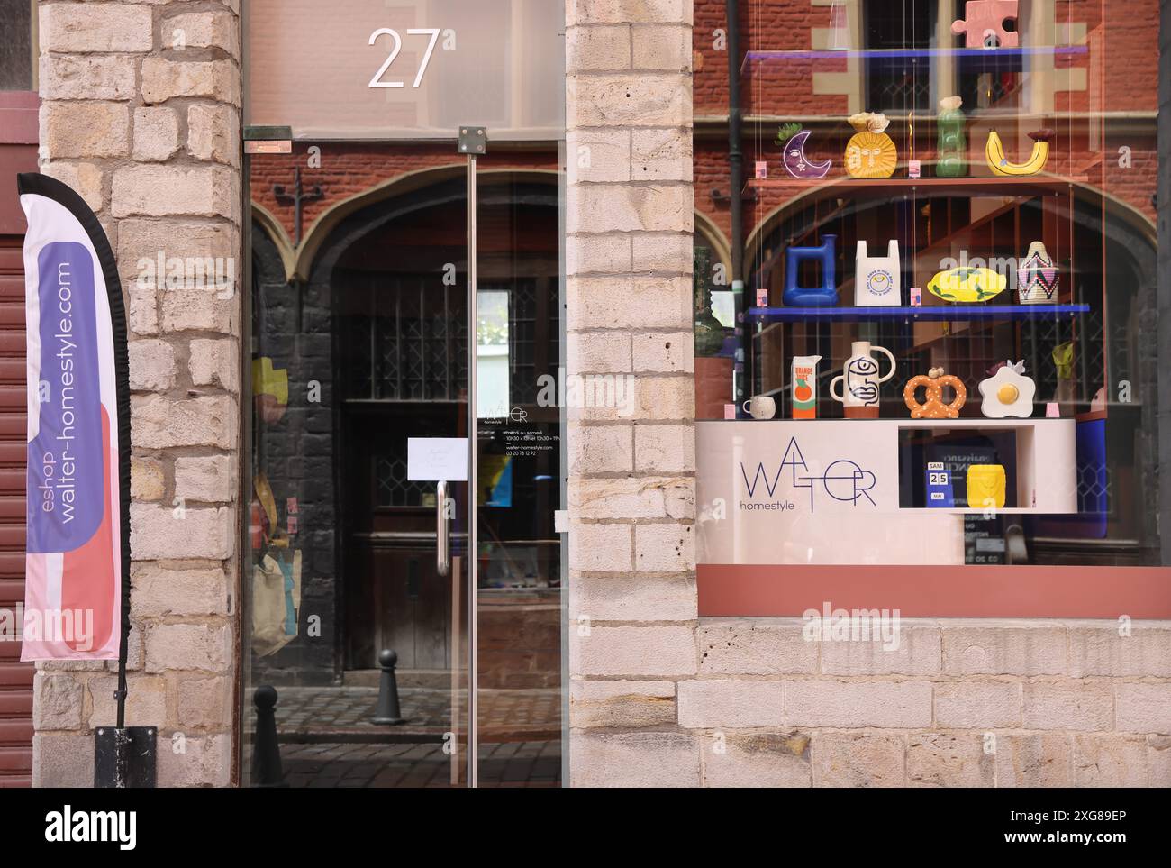 Kunstgalerien, Cafés und Boutiquen in Lilles Altstadt an der Rue de La Monnaie, Nordfrankreich. Stockfoto