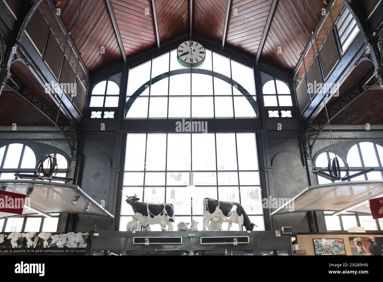 Das Innere von Wazemmes bedeckte den Markt im ethnisch gemischten Viertel Lille. An den Ständen werden Obst und Gemüse verkauft, und es gibt Bäcker, Metzger und Käseproduzenten. Stockfoto