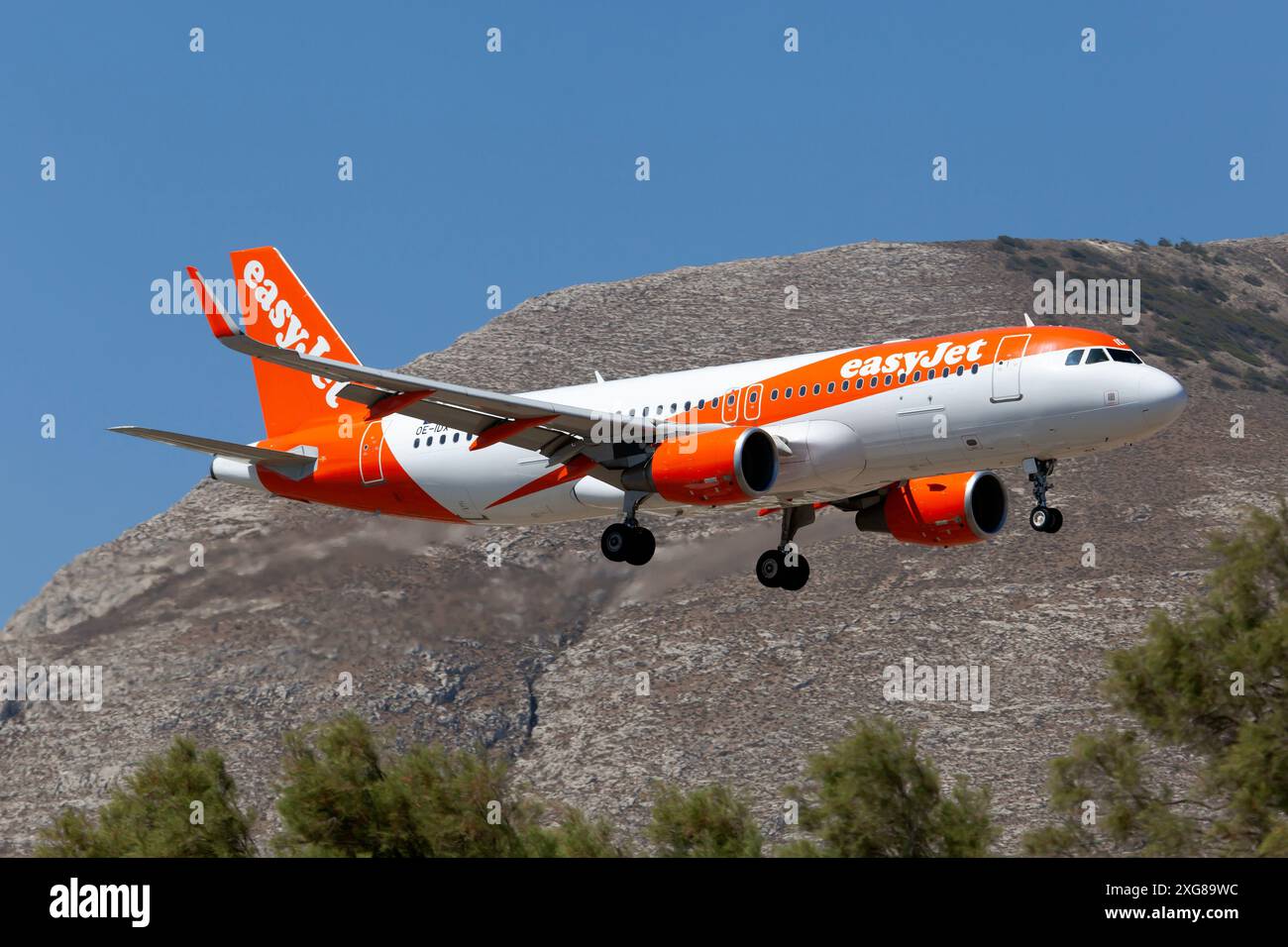 Santorin, Griechenland. Juni 2024. Ein easyJet Europe Airbus 320 landet am Flughafen Santorini Thira. Der internationale Flughafen in Santorin befindet sich auf der Ostseite der griechischen Insel, ist der größte Flughafen in der südlichen Ägäis und dient auch als Jagdbasis. Der Flughafen ist von Athen und Thessaloniki aus erreichbar. Im Sommer fliegen zahlreiche Charterflüge aus verschiedenen europäischen Städten direkt auf die Insel. (Foto: Fabrizio Gandolfo/SOPA Images/SIPA USA) Credit: SIPA USA/Alamy Live News Stockfoto