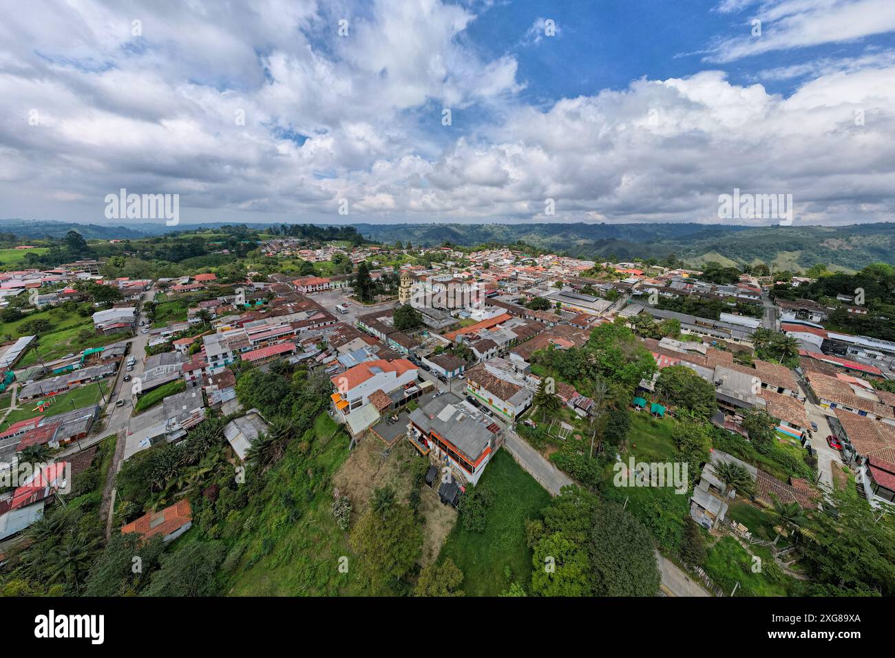 Salento, Quindio, Kolumbien – 9. Februar 2023: Super breiter Luftanblick auf das Stadtbild inmitten des Waldes zur Mittagszeit Stockfoto