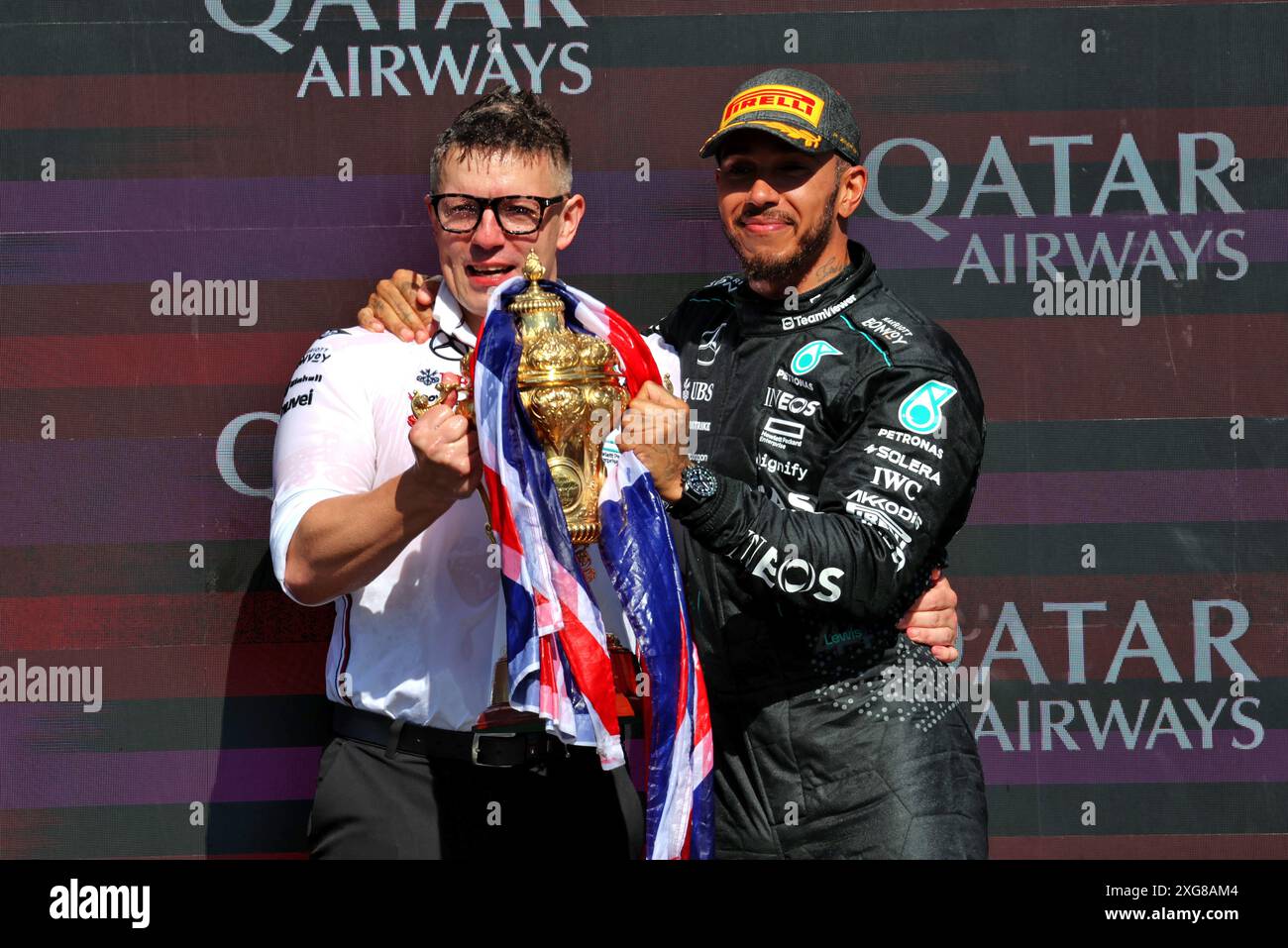 Silverstone, Großbritannien. Juli 2024. (L bis R): Peter Bonnington (GBR) Mercedes AMG F1 Race Engineer feiert auf dem Podium mit Rennsieger Lewis Hamilton (GBR) Mercedes AMG F1. 07.07.2024. Formel-1-Weltmeisterschaft, Rd 12, Britischer Grand Prix, Silverstone, England, Wettkampftag. Das Foto sollte lauten: XPB/Alamy Live News. Stockfoto