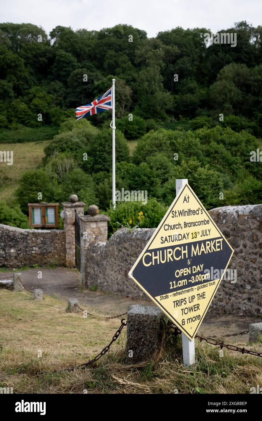 Ein Gremium wirbt für den Kirchenmarkt in der St. Winifred's Church am 30. Juni 2024 in Branscombe, Devon, England. Stockfoto