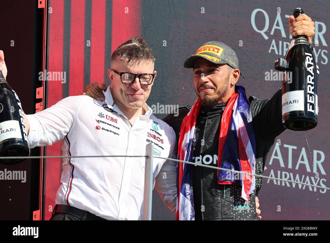 Silverstone, Großbritannien. Juli 2024. Rennsieger Lewis Hamilton (GBR) Mercedes AMG F1 feiert mit Peter Bonnington (GBR) Mercedes AMG F1 Renningenieur auf dem Podium. 07.07.2024. Formel-1-Weltmeisterschaft, Rd 12, Britischer Grand Prix, Silverstone, England, Wettkampftag. Das Foto sollte lauten: XPB/Alamy Live News. Stockfoto