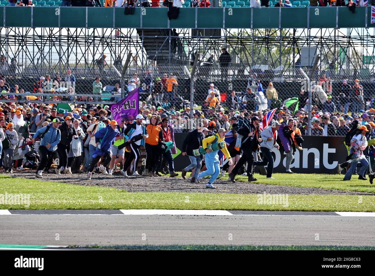 Silverstone, Großbritannien. Juli 2024. Rennatmosphäre – Fans dringen nach dem Ende des Rennens in die Rennstrecke ein. Formel-1-Weltmeisterschaft, Rd 12, großer Preis von Großbritannien, Sonntag, 7. Juli 2024. Silverstone, England. Quelle: James Moy/Alamy Live News Stockfoto