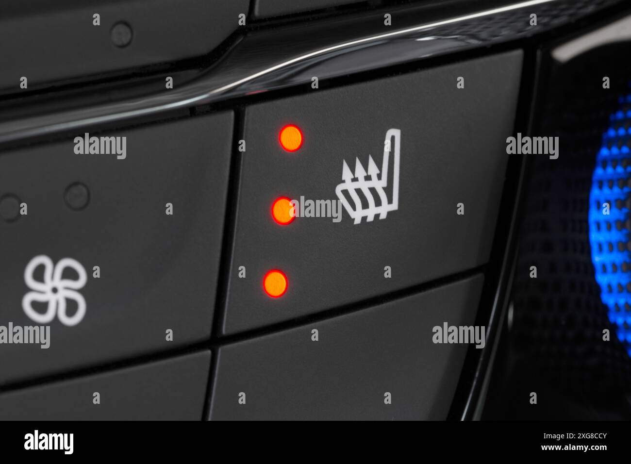 Eingeschaltete Sitzheizung im PKW. Stockfoto