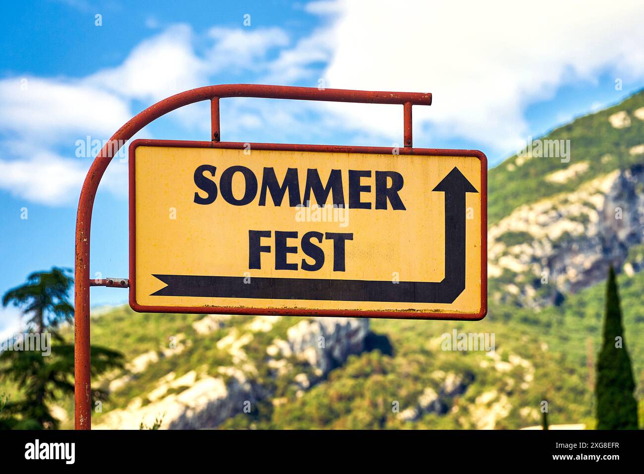 7. Juli 2024: Schild - Sommerparty, Schriftzug mit Pfeil, der den Weg zur Party oder Veranstaltung im Sommer zeigt. FOTOMONTAGE *** Schild - Sommerfest, Schriftzug mit Wegweiser Pfeil zur Party oder Veranstaltung im Sommer. FOTOMONTAGE Stockfoto