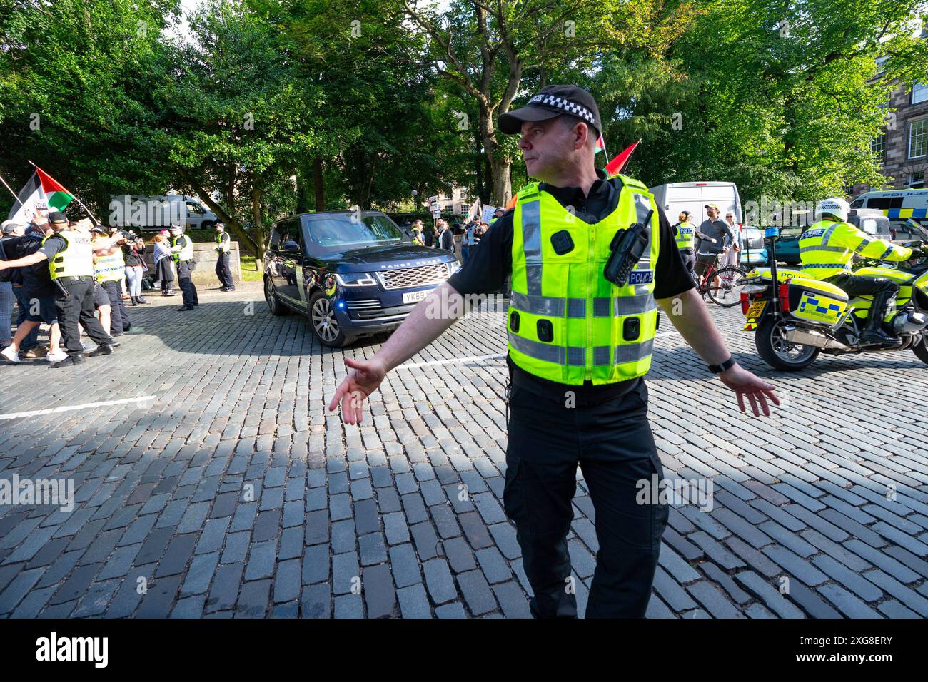 Edinburgh, Schottland, Großbritannien. Juli 2024. Premierminister Keir Starmer trifft im Bute House in Edinburgh mit dem schottischen Ersten Minister John Swinney zusammen. Starmer vermied propalästinensische Proteste vor dem Bute House und trat und verließ die Hintertür. Pic Starmers Auto steigt durch lautstarke Demonstranten aus. Iain Masterton/Alamy Live News Stockfoto