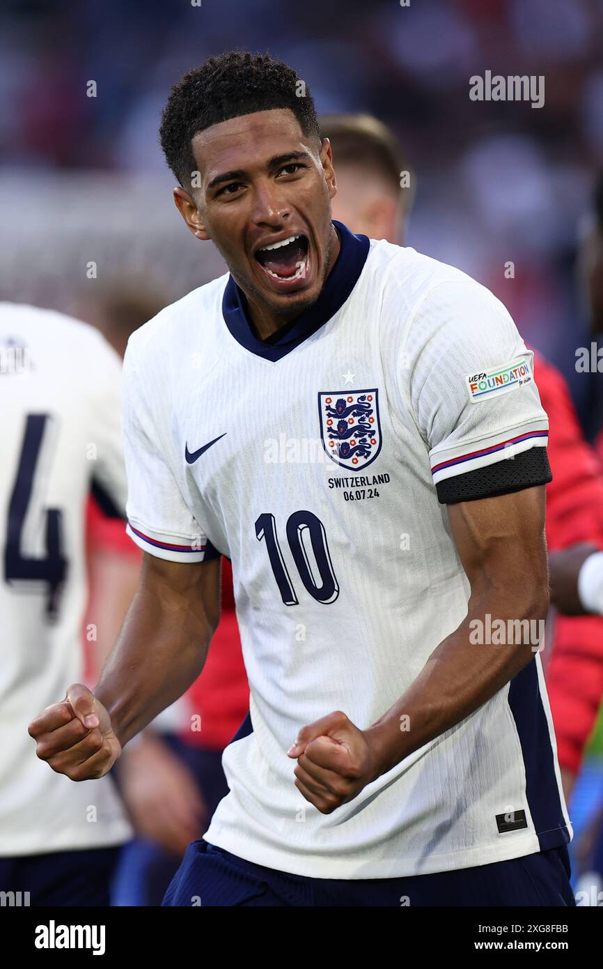 Jude Bellingham aus England feiert am 6. Juli 2024 in der Arena Düsseldorf am Ende des Viertelfinales der UEFA Euro 2024 zwischen England und der Schweiz. Stockfoto