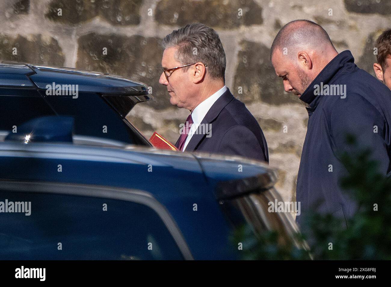 Premierminister Sir Keir Starmer verlässt den Hintereingang nach einem Treffen mit dem schottischen Premierminister John Swinney im Bute House, Edinburgh, während der Tour des britischen Premierministers nach dem Sieg von Labour bei den Parlamentswahlen 2024. Bilddatum: Sonntag, 7. Juli 2024. Stockfoto