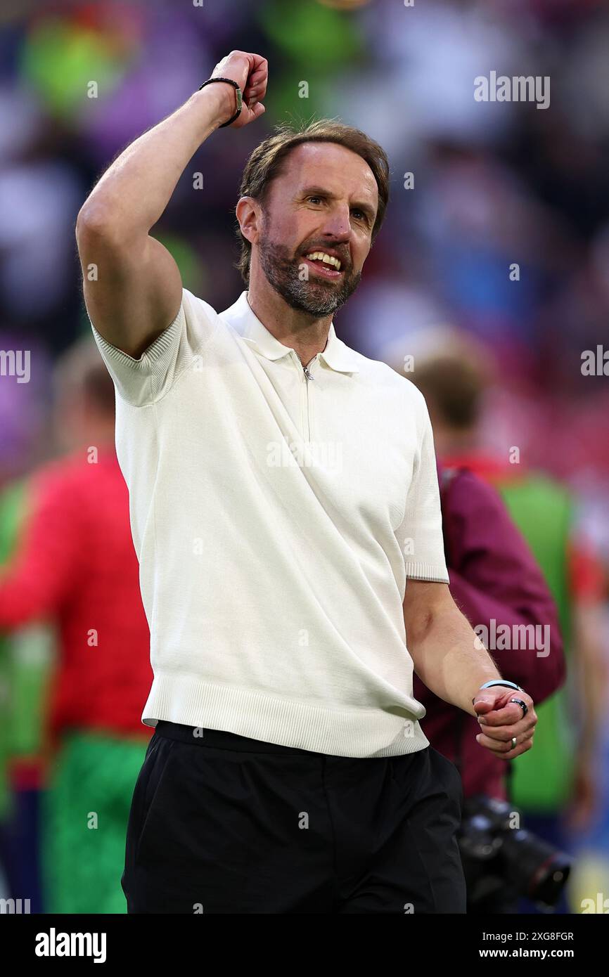 Gareth Southgate, Cheftrainer von England, feiert am 6. Juli 2024 in Düsseldorf das Ende des Viertelfinales der UEFA Euro 2024 zwischen England und der Schweiz in der Arena Düsseldorf. Stockfoto