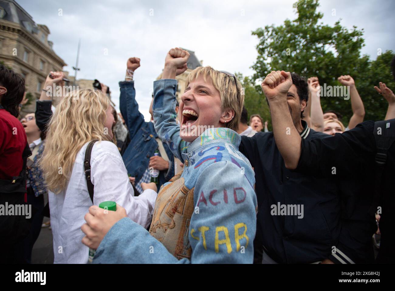 7. Juli 2024, Paris, Frankreich. Die Pariser feiern, nachdem die „nationale Rallye“ bei den französischen Wahlen 2024 nicht gewonnen hat. Die rechtsextreme Partei fiel auf den dritten Platz, während die linke 'New Popular Front' derzeit an der Spitze steht. Quelle: Jay Kogler/Alamy Live News Stockfoto