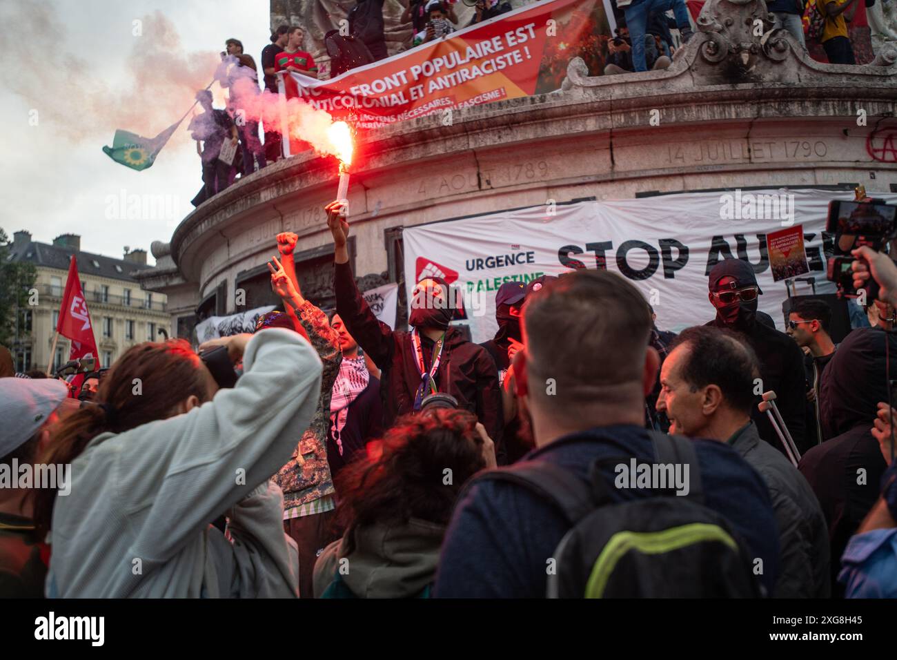 7. Juli 2024, Paris, Frankreich. Die Pariser feiern, nachdem die „nationale Rallye“ bei den französischen Wahlen 2024 nicht gewonnen hat. Die rechtsextreme Partei fiel auf den dritten Platz, während die linke 'New Popular Front' derzeit an der Spitze steht. Quelle: Jay Kogler/Alamy Live News Stockfoto