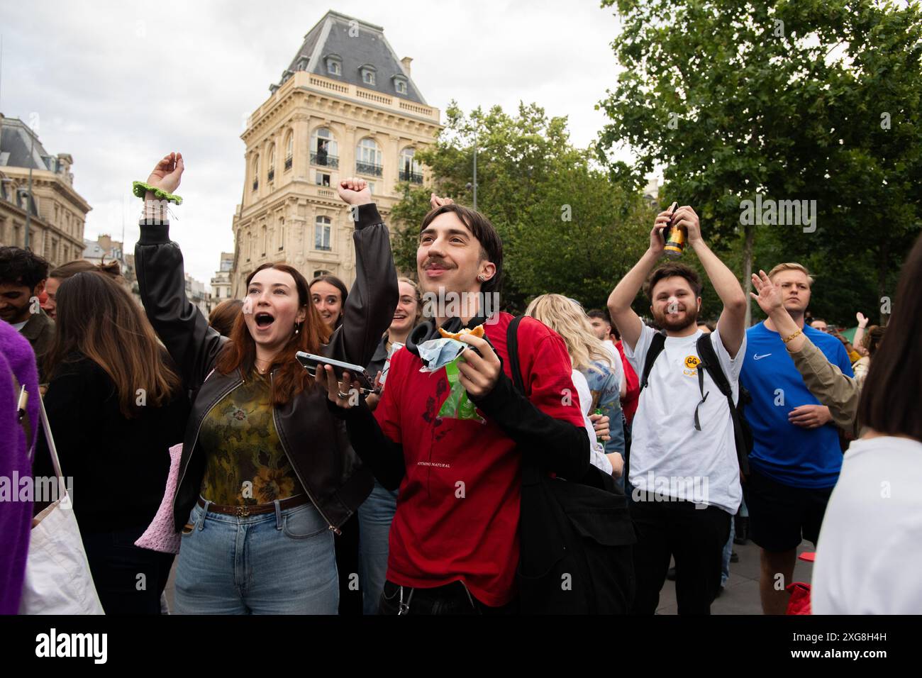 7. Juli 2024, Paris, Frankreich. Die Pariser feiern, nachdem die „nationale Rallye“ bei den französischen Wahlen 2024 nicht gewonnen hat. Die rechtsextreme Partei fiel auf den dritten Platz, während die linke 'New Popular Front' derzeit an der Spitze steht. Quelle: Jay Kogler/Alamy Live News Stockfoto