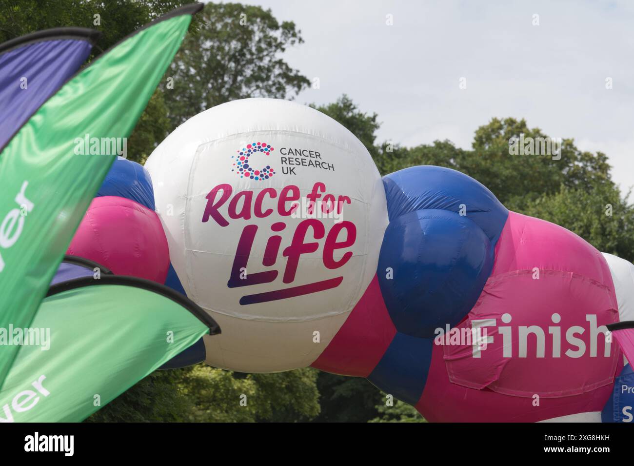 „Race for Life“-Logo auf Start und Ziel. Das Rennen richtet sich an Menschen jeden Alters, jeden Hintergrunds und jeden Fitnessniveaus und sammelt Gelder für Cancer Research UK Stockfoto