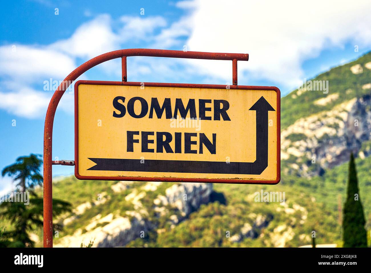 7. Juli 2024: Sommerferien, Schriftzug auf einem Schild mit Pfeil, der auf den Weg zeigt. Konzept für den Beginn des Sommerurlaubs. FOTOMONTAGE *** Sommerferien, Schriftzug auf einem Schild mit einem Pfeil als Wegweiser. Ferienbeginn im Sommer Konzept. FOTOMONTAGE Stockfoto