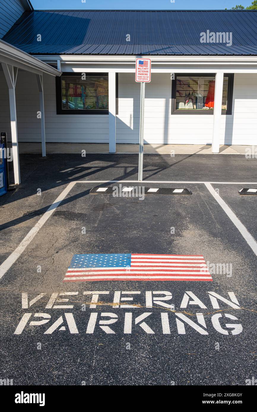 Veteranenparkplatz bei Alexander's, einem unabhängigen, familiengeführten Gemischtwarenladen in Blairsville, Georgia. (USA) Stockfoto