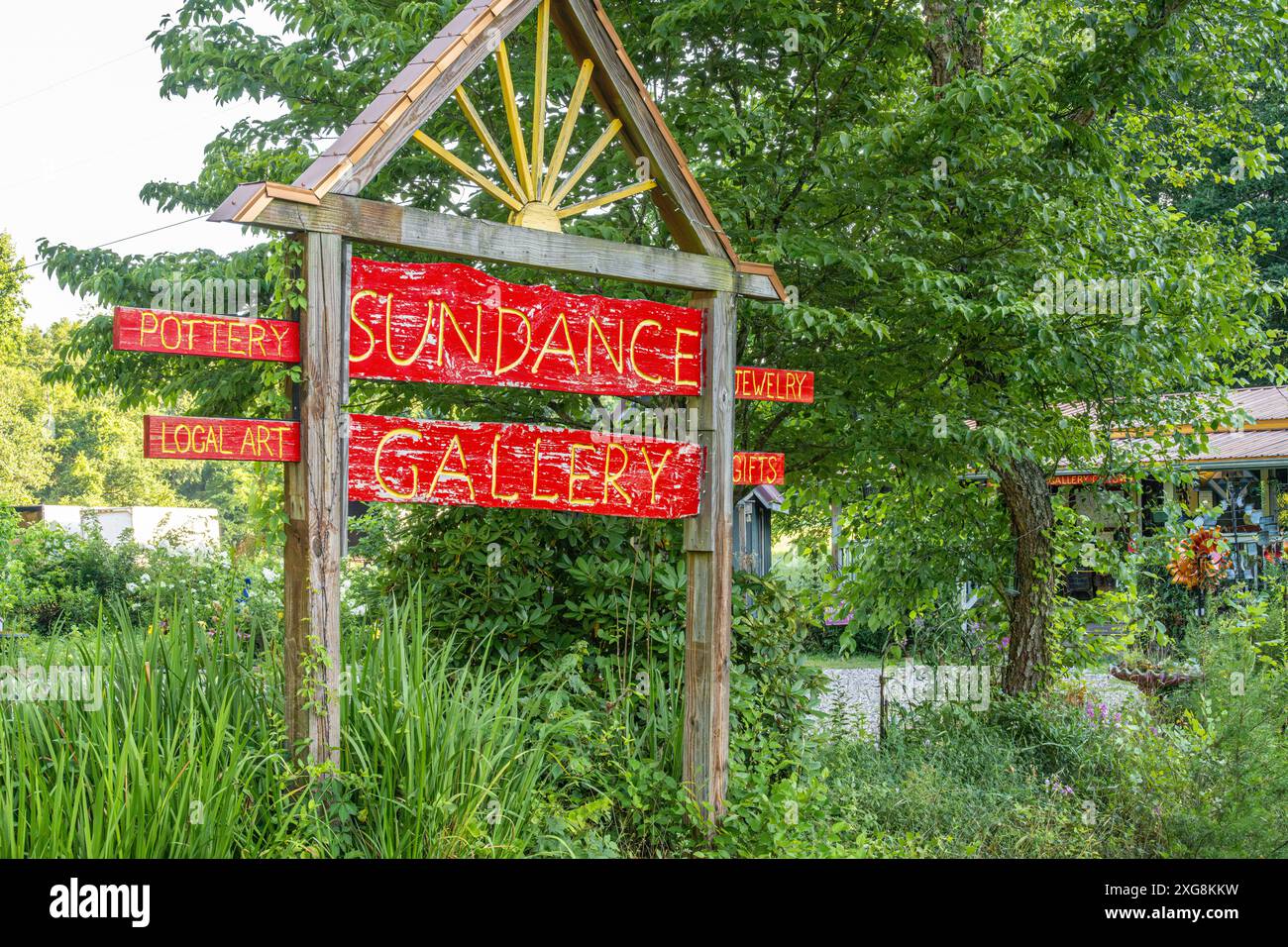 Sundance Gallery Gifts in Blairsville, Georgia, bietet lokale handgefertigte Kunst, Töpferwaren, Schmuck und einzigartige Geschenke in den North Georgia Mountains. (USA) Stockfoto