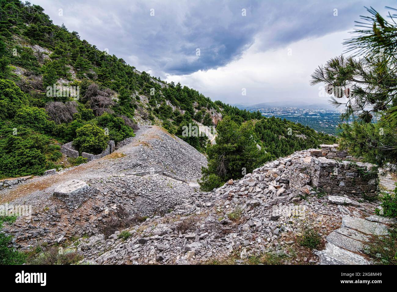 Teil eines verlassenen Penteli-Marmorbruchs in Attika, Griechenland. Penteli ist ein Berg, der 18 km nördlich von Athen liegt. Stockfoto