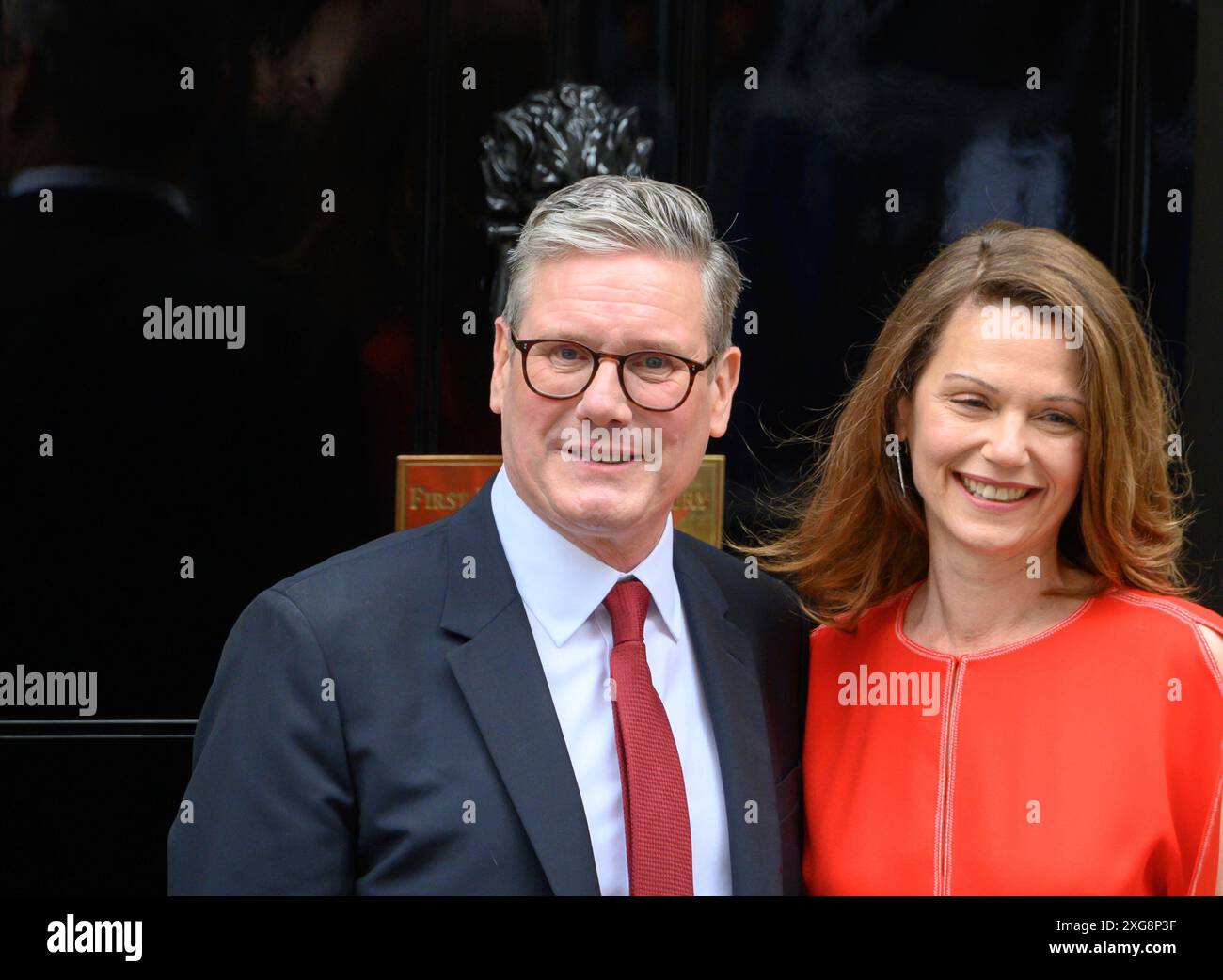 Sir Keir Starmer mit seiner Frau Victoria in der Downing Street am Tag nach dem Sieg der Labour-Partei am 5. Juli 2024. Stockfoto