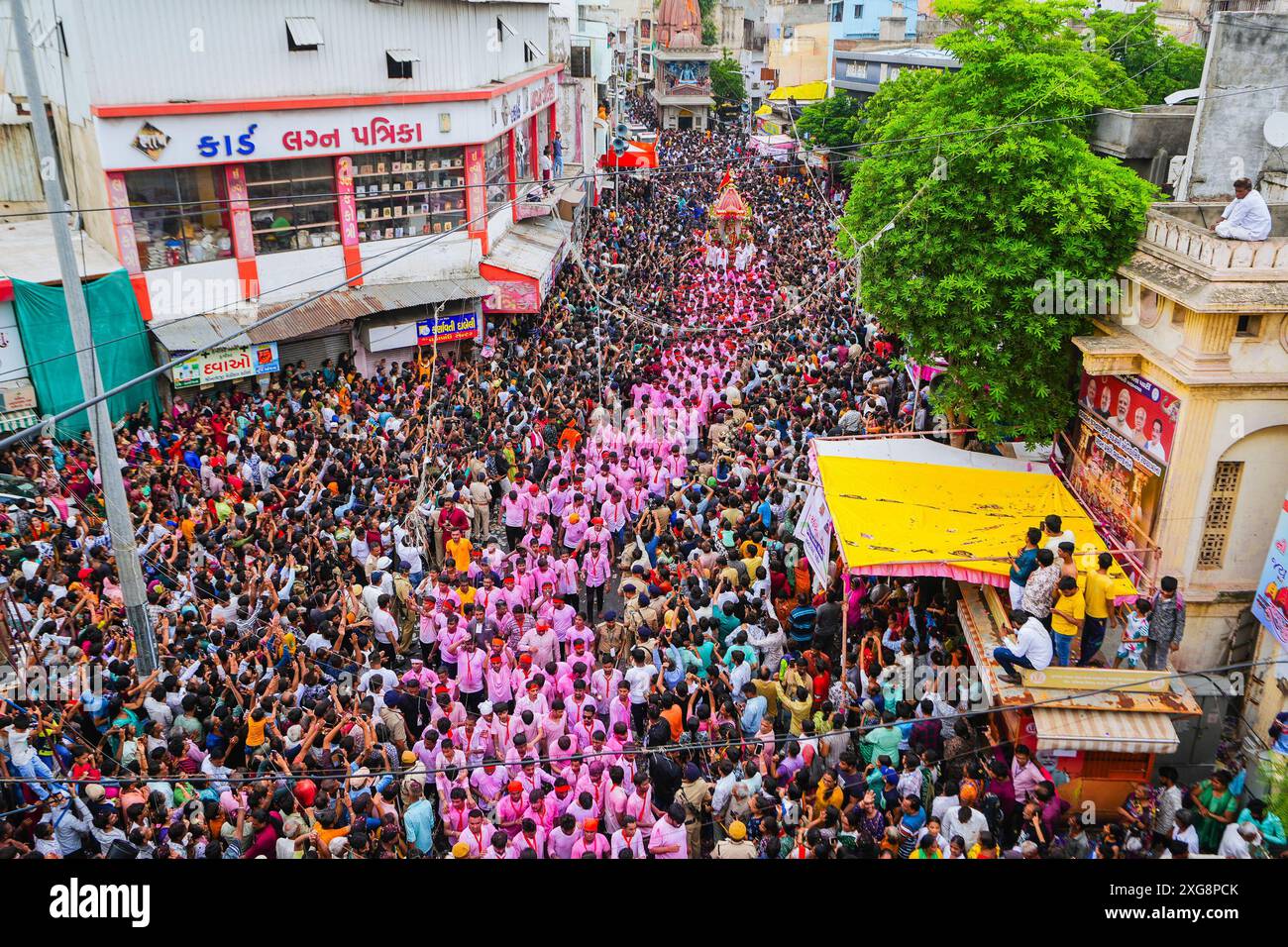 Ahmedabad, Gujarat, Indien. Juli 2024. Der 147. Rath Yatra of Lord Jagannath begann am frühen Sonntagmorgen am 7. Juli 2024 in Ahmedabad, Gujarat. Eine große Zahl von Gläubigen versammelte sich entlang des Prozessionswegs, um die Gottheit anzubeten. Menschen aus verschiedenen Regionen kamen auf die Straße, um die Gottheiten zu sehen und ihren Respekt zu zeigen. Neben etwa 12.500 Polizeikräften waren rund 24.000 Mitarbeiter, darunter auch paramilitärische Truppen, entlang der Strecke stationiert. Quelle: ZUMA Press, Inc./Alamy Live News Stockfoto