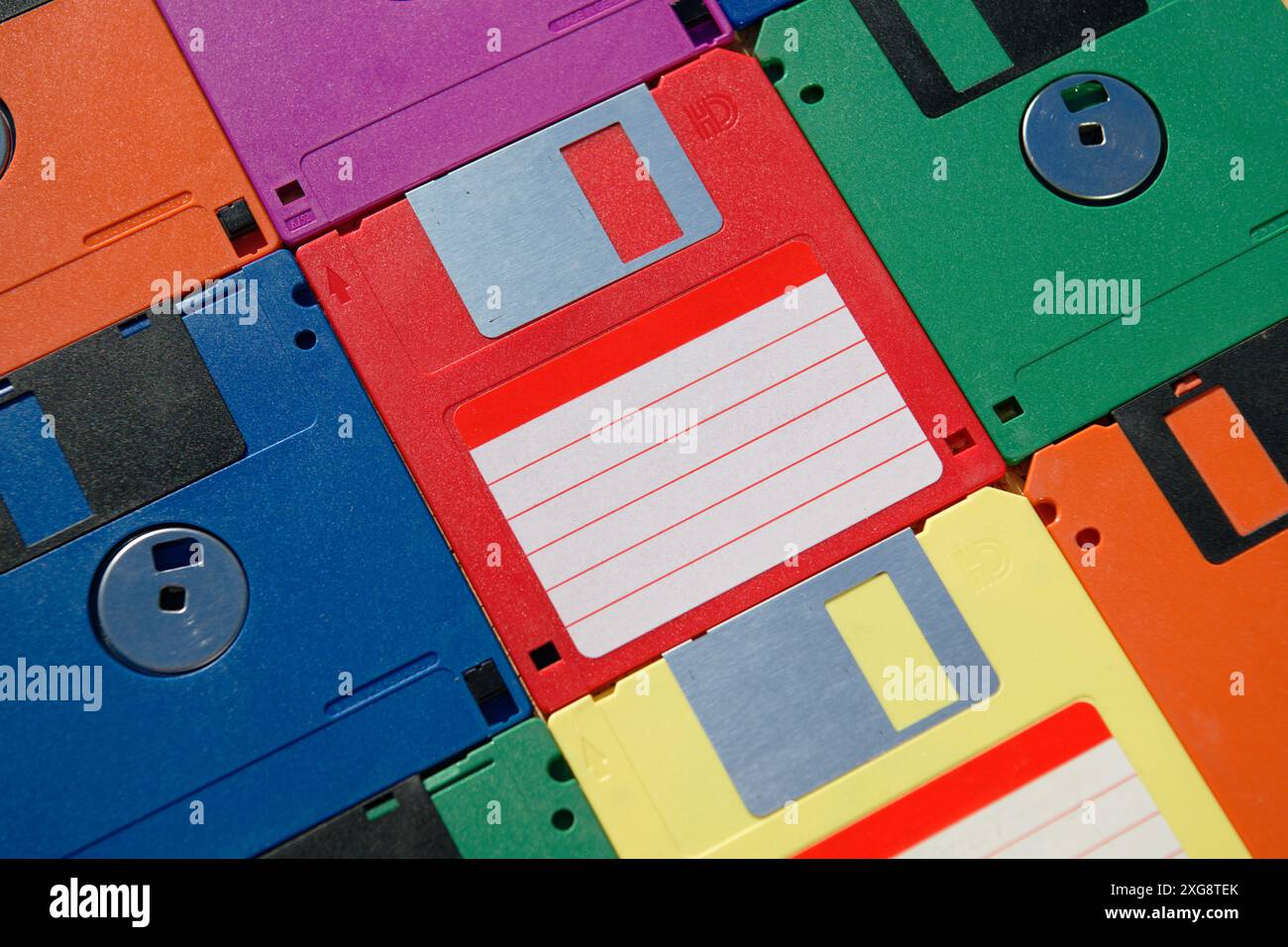 Hintergrund von Disketten in Vintage-Farbe. Alte Technologien Stockfoto