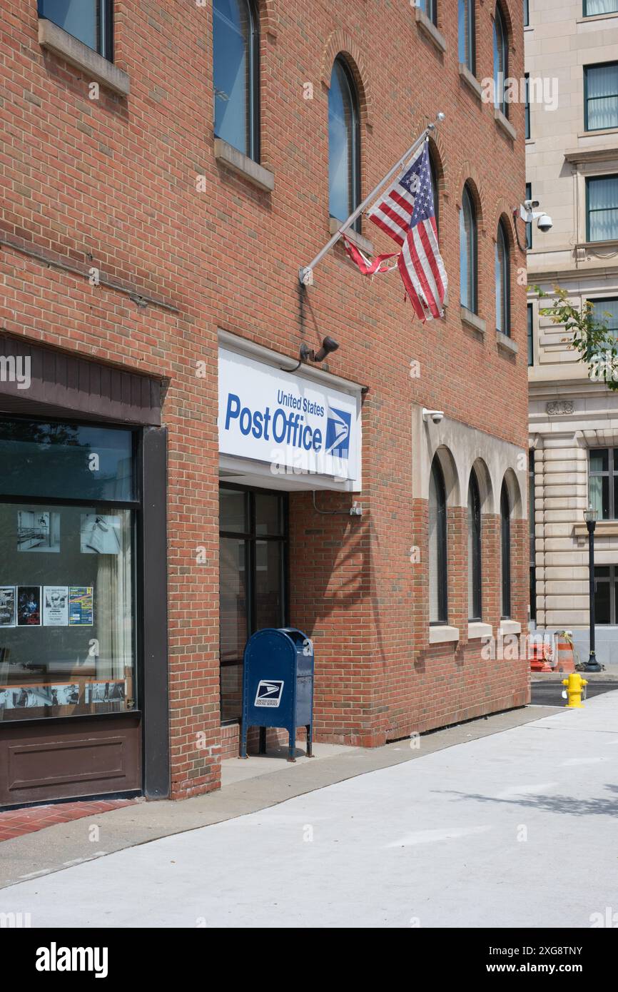 Postamt des United States Postal Service mit Schild und amerikanischer Flagge im Zentrum von Flint Michigan USA Stockfoto