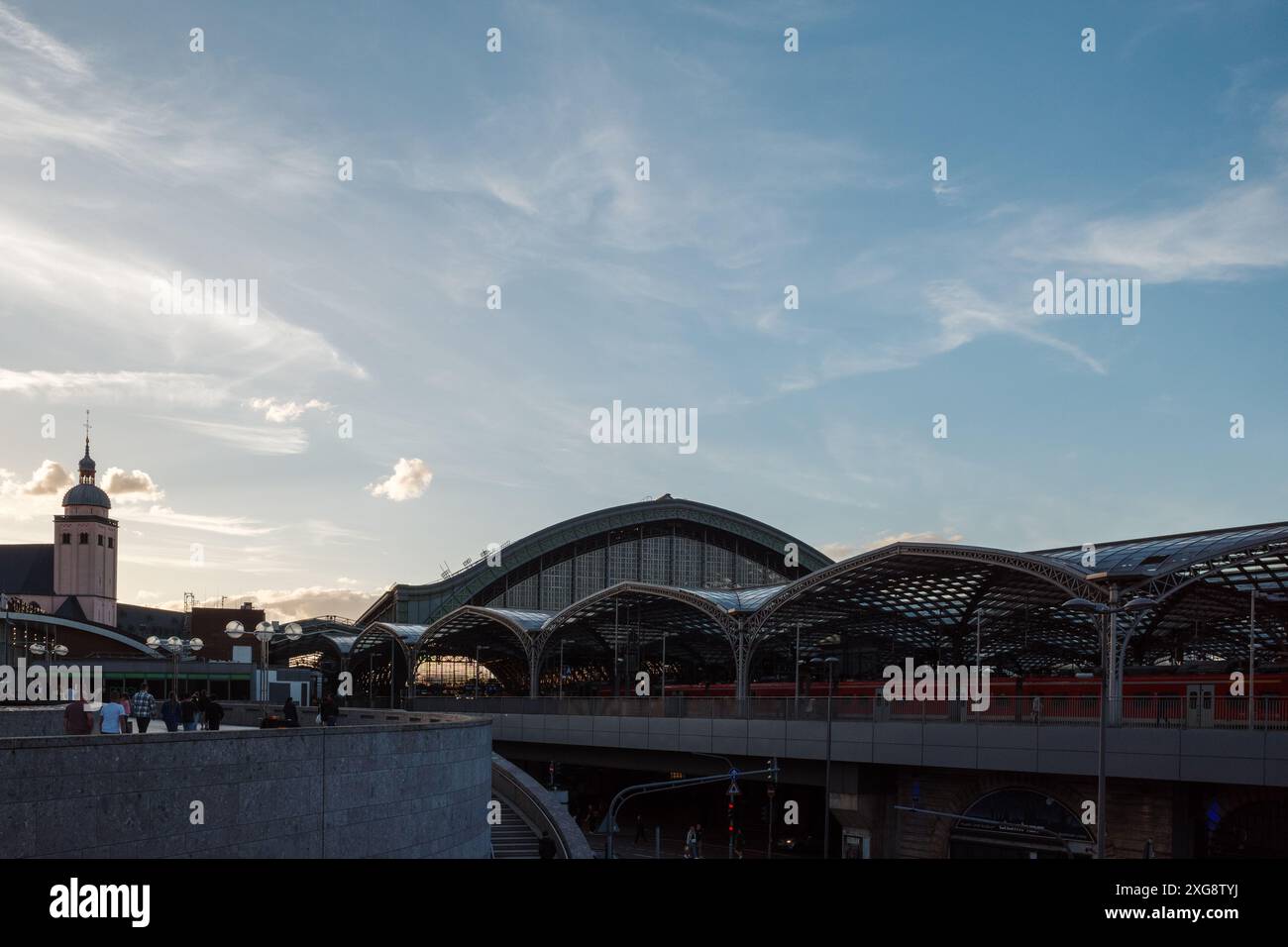 Köln, Deutschland - 06. JULI 2024: Außenansicht des Kölner Hauptbahnhofs vom Kölner Dom bei Sonnenuntergang. Stockfoto