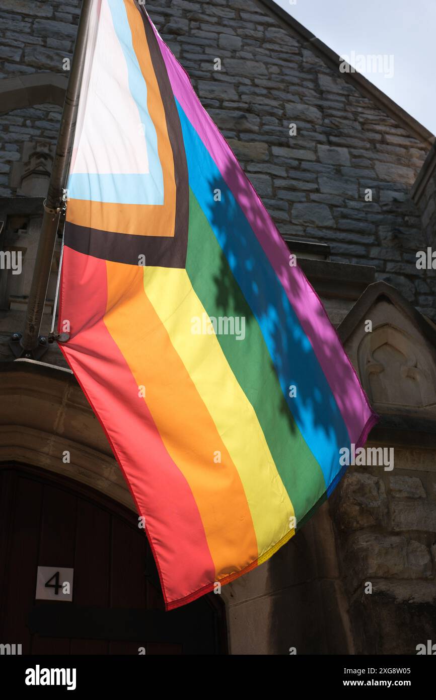 LGBTQ+ Regenbogenflagge vor der Episcopal Church von Saint Paul in Flint Michigan USA Stockfoto