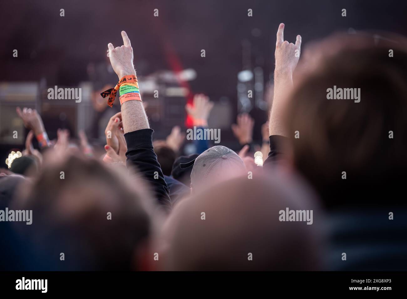 Roskilde, Dänemark. Juli 2024. Festivalbesucher zeigen das Zeichen des Horns bei einem Live-Konzert mit der amerikanischen Rockband Foo Fighters während des dänischen Musikfestivals Roskilde Festival 2024 in Roskilde. Stockfoto