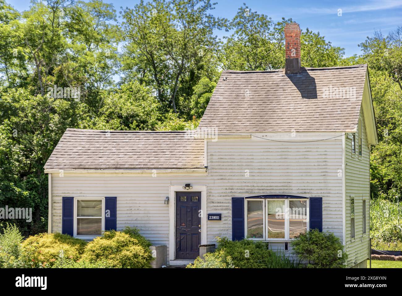 Kleines altes Haus an der Hauptstraße 23900 Stockfoto