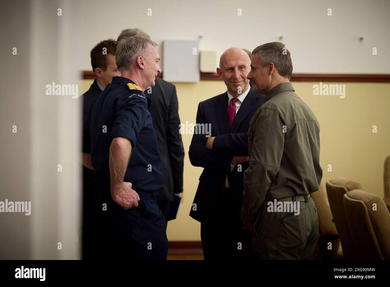 Odesa, Ukraine. Juli 2024. Admiral der Royal Navy Sir Tony Radakin, Chef des Verteidigungsstabs links, britischer Verteidigungsminister John Healey, Zentrum, und ukrainischer Sicherheitsberater Roman Mashovets, rechts, unterhalten sich vor einem bilateralen Treffen mit dem ukrainischen Präsidenten Wolodymyr Zelenskyj am 7. Juli 2024 in Odesa, Ukraine. Healey versprach der Ukraine neue Unterstützung durch die neue Labour-Regierung im Vereinigten Königreich. Kredit: Ukrainischer Ratsvorsitz/Pressestelle Des Ukrainischen Präsidenten/Alamy Live News Stockfoto