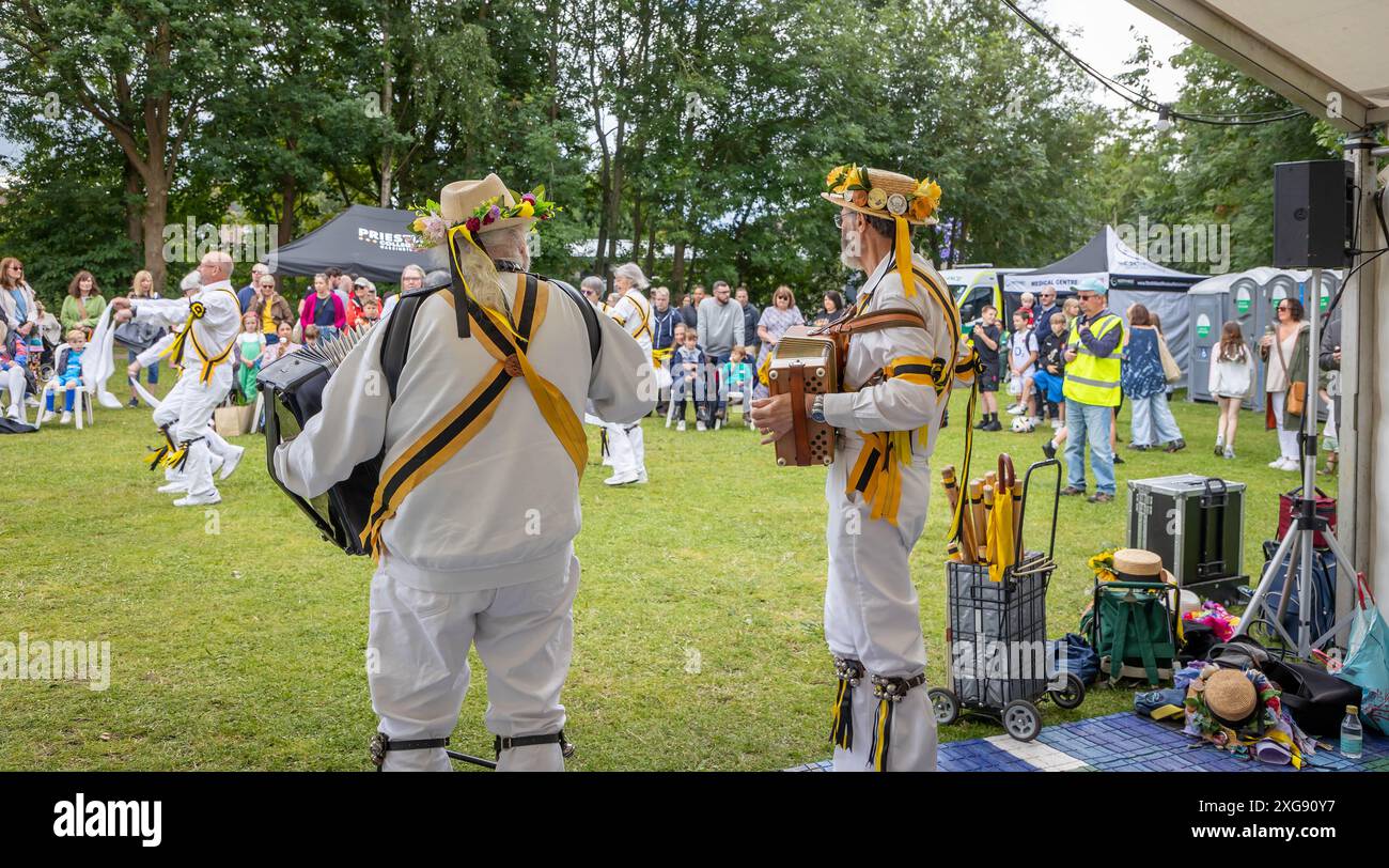Earl of Stamford Morris Tänzerinnen treten beim Stockton Heath Festival 2024 auf Stockfoto