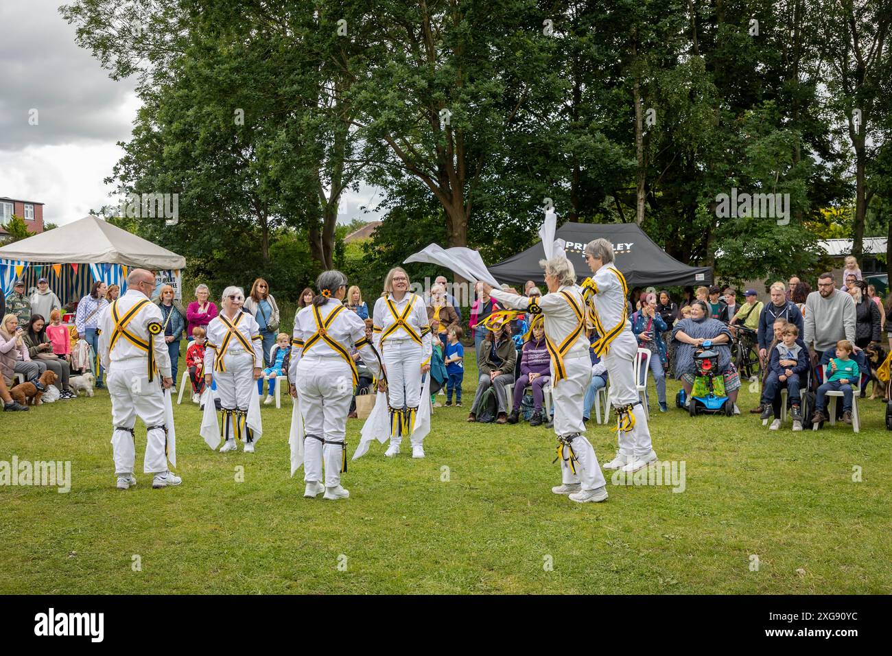 Earl of Stamford Morris Tänzerinnen treten beim Stockton Heath Festival 2024 auf Stockfoto